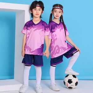 Conjunto de Camiseta de Fútbol para Niños, Manga Corta, Cuello en V, Estampado, Poliéster Absorbente, Uniforme con Pantalones Cortos y Calcetines, Logotipo y Número Personalizados - Product Image 3