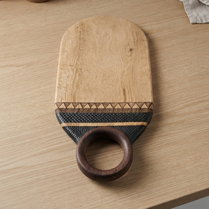 Planche à découper ovale en bois texturée avec motifs tribaux complexes et finition à grain lisse, avec anse supérieure ronde pour couper les légumes - Product Image 6