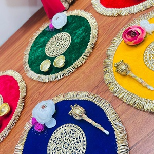 Thalis Decorativos Tradicionales de Terciopelo para Pooja con Bordados Intrincados de Gota Patti Dorado y Detalles Florales para Ocasiones Festivas - Product Image 1