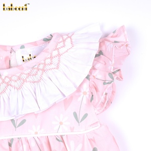 BB3341 ชุดรอมเปอร์เด็กผู้หญิงสีชมพู ผ้าฝ้ายออร์แกนิค 100% เป็นมิตรกับสิ่งแวดล้อม ระบายอากาศได้ดี หรูหรา ลายเรขาคณิต แต่งระบายแบบสม็อค ติดกระดุมแป๊ก - Product Image 3