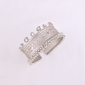 Bracelet ethnique pour femme orné de perles et de pierres Kundan |   Bijoux indiens traditionnels en laiton plaqué argent - Product Image 1