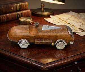 Figurine de voiture en bois au design antique, sculptée à la main, roues plaquées argent, objet de collection, décoration artistique - Product Image 2