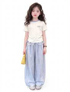 ONETEN APPAREL เสื้อยืดแขนสั้นเด็กสีครีมพิมพ์ลายตัวอักษรคอกลม - Product Image 2