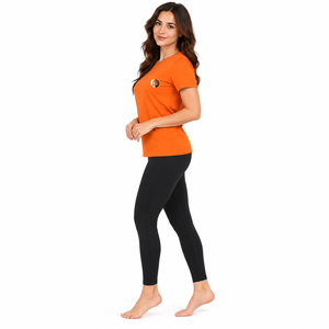 Le style décontracté et frais du t-shirt pour femme le rend adapté à une tenue quotidienne, avec un tissu respirant, un confort doux et une coupe moderne et soignée. - Product Image 2