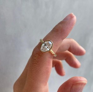Anillo de compromiso de oro amarillo de 14K con diamante ovalado de 1.5ct cultivado en laboratorio y engaste de bisel ovalado, de moda - Product Image 1