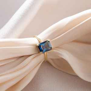 Bague solitaire en tanzanite bleu profond taille émeraude, argent sterling 925 plaqué or 14 carats, bijou moderne et minimaliste - Product Image 2