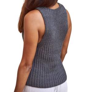 Top corto de punto trenzado gris oscuro para mujer, sin mangas, con dobladillo peplum, cuello alto, ajuste ceñido, tejido acanalado, logo frontal - Product Image 2