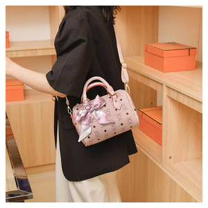 Bolso Boston Clásico Retro de Moda - Bolso de Hombro Multiusos Duradero con Correa Única y Cierre de Cremallera para Compras y Actividades al Aire Libre - Product Image 5