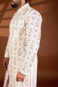 Elegante Sherwani Dorado Real con Arco Divino, Base Monocromática con Hilo Dhaga y Cuentas Finas, Lentejuelas, para Fiesta o Novio - Product Image 5