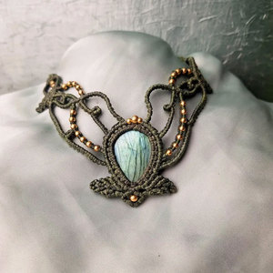 Collier ras du cou en macramé fait main avec pendentif goutte en labradorite, cordon vert réglable, bijoux en pierre naturelle, cadeau bouddhiste - Product Image 1