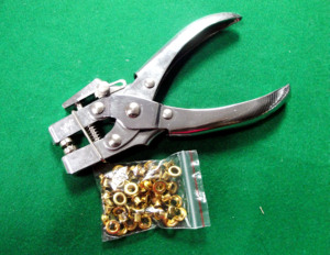Pince à œillets DK-1003D avec perforateur et 100 œillets - Product Image 3