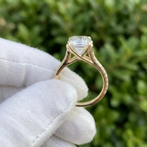 Elegante Anillo de Diamantes con Corte Esmeralda en Oro Amarillo |   Anillo de compromiso de lujo moderno con banda de piedras laterales y brillo brillante para ella - Product Image 4
