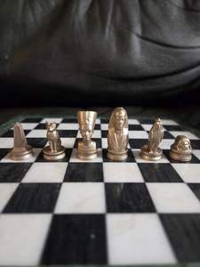 Piezas de ajedrez metálicas en estilo varilla, juego de ajedrez contemporáneo para una decoración elegante en el hogar u oficina, ideal como regalo. - Product Image 6