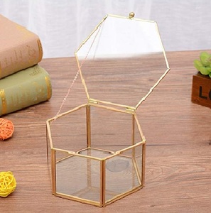 Organisateur d'accessoires moderne, boîte à bijoux en verre avec cadre en métal doré et séparateurs transparents pour le rangement et la présentation - Product Image 4