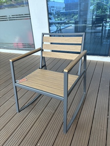 Silla de Jardín Contemporánea para Exteriores con Asiento y Respaldo de Madera PS, Estructura de Acero, Diseño Oscilante, Cómoda para Patio - Product Image 4