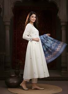 Conjunto de Kurta Anarkali estilo Angrakha de seda romana blanca para mujer, túnica acampanada hasta el suelo, pantalón y dupatta con bordados. - Product Image 3