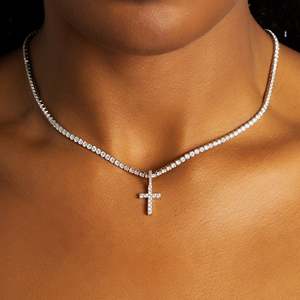 Collier pendentif croix en moissanite, argent 925 plaqué rhodium, chaîne maille forçat, bijoux religieux unisexe pour usage quotidien - Product Image 1