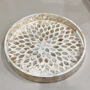 Plateau de service rond en coquille de capiz blanche avec motif de pétales incrustés, fait main, pour la cuisine, vente en gros - Product Image 2