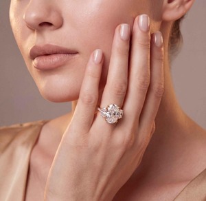 Anillo de compromiso de tres piedras con diamante cultivado en laboratorio de corte ovalado de 11.35 CTW y laterales de media luna en oro rosa de 10K - Product Image 1