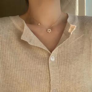 Collar de Perlas Pequeñas de Agua Dulce Chapado en Oro de Plata S925 de Alta Gama, Temperamento Sencillo con Diseño de Flor Pequeña en la Clavícula - Product Image 4