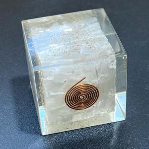 Cube de cristal d'orgone en sélénite naturelle avec générateur d'énergie en spirale de cuivre 5-6 CM, style amour, pierre décorative de guérison faite à la main - Product Image 6