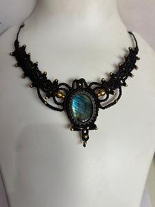 Collier en macramé noir fait main avec pierre de labradorite à reflets bleus, perles dorées, bijoux en cristal bohème gothique - Product Image 1