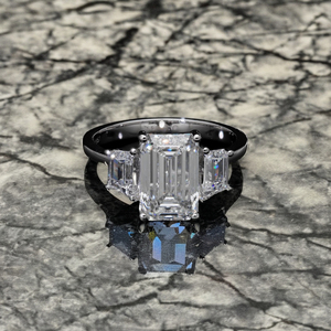 แหวนเพชร CVD ประดับห้องแล็บทองคำ14K มี3กะรัตมรกตตัดตรงกลางและตัดเพชรขั้นบันไดด้านข้างดีไซน์หินสามแบบสง่างาม - Product Image 1