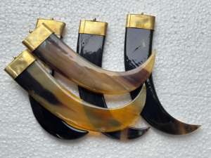 Colgantes de Cuerno Natural con Tapa de Latón Pulido, Dijes Curvos de Joyería Tribal, Conífera Negra - Product Image 3