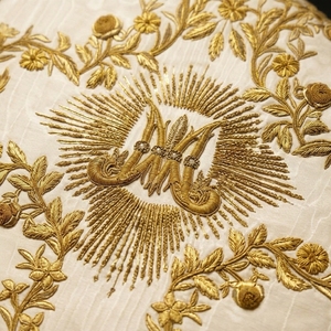 Chasuble de luxe pour église catholique, brodée à la main avec du fil d'or - Product Image 5