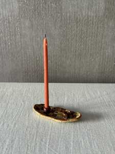 Portavelas de cerámica redondo a rayas hecho a mano para mesa en decoración del hogar, restaurantes y rituales religiosos por UO INDIA. - Product Image 4