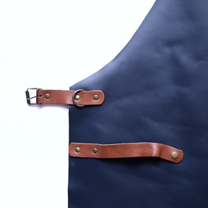 Tablier de Barbier Personnalisable pour Hommes et Femmes – Cape de Coiffure Confortable en Jean avec Logo pour Salons et Barbiers - Product Image 4