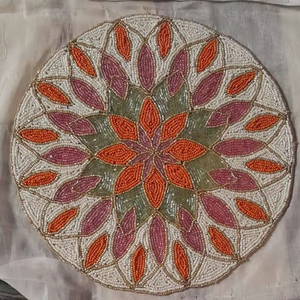 แผ่นรองจานรูปวงรีทำมือประดับลูกปัด ทอด้วยเทคนิคการปักลายแจ็คการ์ด กันลื่น ซักได้ เป็นมิตรกับสิ่งแวดล้อม ลายพืช - Product Image 1