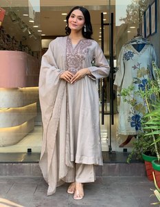 Conjunto Étnico para Mujer: Top de Algodón Muselina con Bordado Elaborado, Pantalón Liso con Borde Bordado y Dupatta con Bordado Interno Completo - Product Image 4