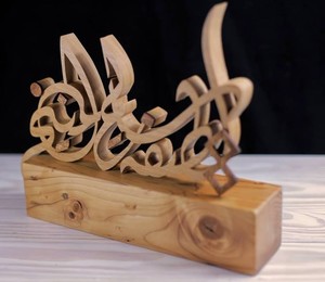 Décoration de maison Ramadan Moubarak avec base en bois finition dorée pour usage domestique ou en mosquée, disponible en gros, taille/couleur/logo personnalisables - Product Image 4