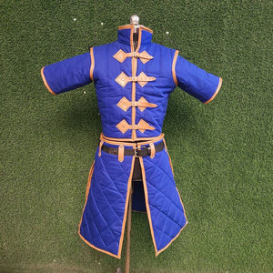 Manteau Gambeson médiéval bleu rembourré en coton, pour cosplay, HEMA, reconstitution historique, costume LARP avec sangles et boucles en cuir marron - Product Image 5