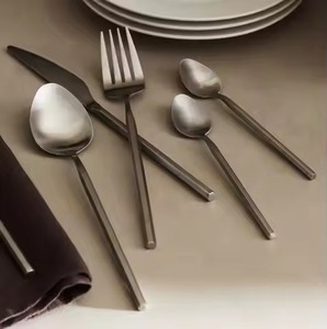 Accessoires de table en acier inoxydable de qualité supérieure, ensemble de couverts en métal pour une présentation raffinée de la table - Product Image 1