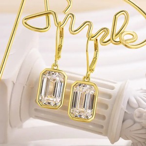 Boucles d'oreilles tendance pour femme en argent sterling plaqué or jaune 18 carats, serties de moissanite jaune spéciale taille émeraude, en vente - Product Image 4