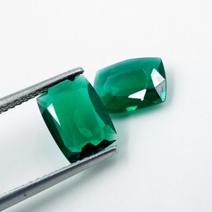 Paire d'émeraudes zambiennes cultivées en laboratoire : pierres précieuses vertes taille coussin (8x6x2,5 mm) (2 pièces) - Product Image 6