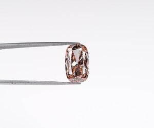 Bague de fiançailles et de mariage en diamant de laboratoire de 5,53 carats, couleur champagne fantaisie vif, taillé en coussin style « Old Mine », percé au laser, certifié IGI - Product Image 2
