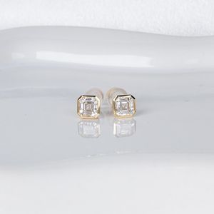ต่างหูเพชรทรง Asscher ขนาด 1.01 กะรัต ผลิตในห้องปฏิบัติการ ประดับขอบแบบ Bezel ตัวเรือนทองคำ 18K เหมาะสำหรับโอกาสพิเศษ งานฉลองครบรอบ สำหรับคู่รัก - Product Image 5
