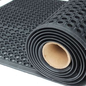 Alfombra de goma enrollable antideslizante, flexible, para rampas de acceso, garajes, talleres y uso comercial, en venta. - Product Image 1