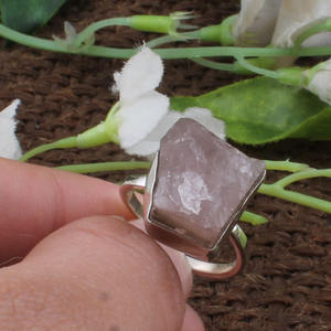 แหวนเงินแท้ 925 ประดับพลอยสีฟ้าอมชมพูทรงเรียบหรู ดีไซน์เรียบง่าย เหมาะสำหรับเป็นของขวัญแต่งงานสำหรับผู้หญิง - Product Image 1