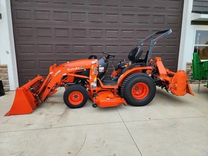รถตักล้อยางขนาดเล็ก Kubota B2601VSV 40 แรงม้า ขับเคลื่อน 4 ล้อ สำหรับตัดหญ้า ทำสวน และงานเกษตร - Product Image 2