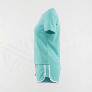 Ensemble sportif 2 pièces pour femme, t-shirt à manches courtes et short au-dessus du genou, imprimé géométrique, séchage rapide, polyester tricoté, coupe classique - Product Image 3