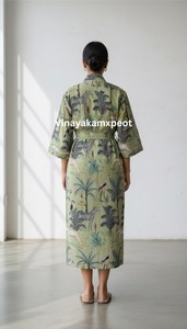 ชุดกิโมโนผ้าฝ้ายสีเขียวเซจพิมพ์ลายด้วยมือ ลายซาฟารีป่าดงดิบสุดแปลกใหม่ งานฝีมือทำมือ น้ำหนักเบา เหมาะสำหรับฤดูร้อน สวมใส่สบายๆ - Product Image 3