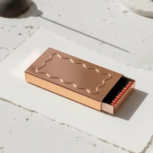 Boîte d'allumettes moderne en cuivre avec logo en relief, allumettes de sécurité durables pour usage domestique - Product Image 2