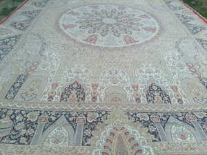 พรมเปอร์เซียผ้าไหมปักสีดำทำด้วยมือสำหรับห้องนั่งเล่นและห้องนอน - Product Image 4