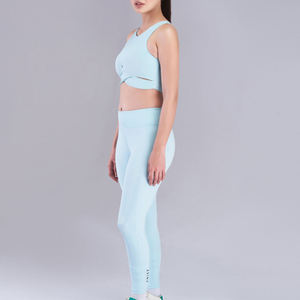 Conjunto de Yoga de 2 Piezas Azul Claro, Top Corto con Espalda Cruzada y Cuello Redondo, Leggings Largos de Cintura Alta, Diseño sin Costuras con Recortes - Product Image 5