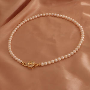 Collier de perles d'eau douce à la mode avec un design rétro, boucle en forme de fleur polyvalente pour le dîner - Product Image 2