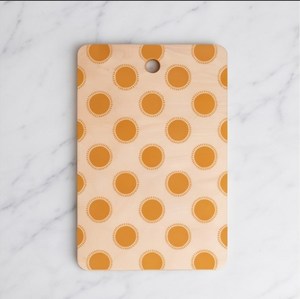 Planche à découper rectangulaire en bois à motif de points orange avec trou de suspension - Product Image 1